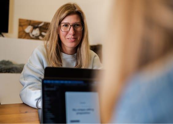 Interne Abstimmung im Team zu Paid Social Kampagnen